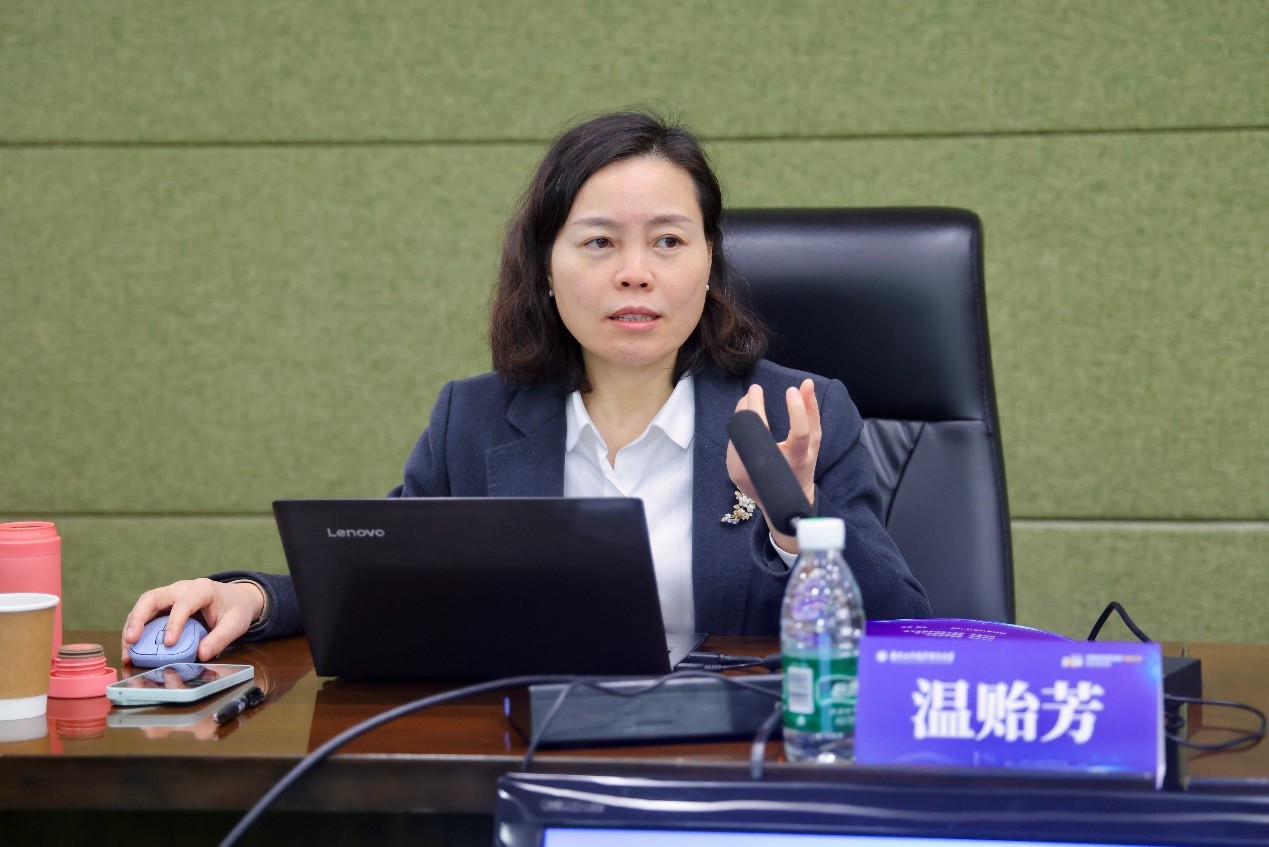 温贻芳作报告.jpg 温贻芳作报告.jpg